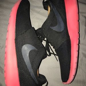 Nike Roshe Run Siren colorway